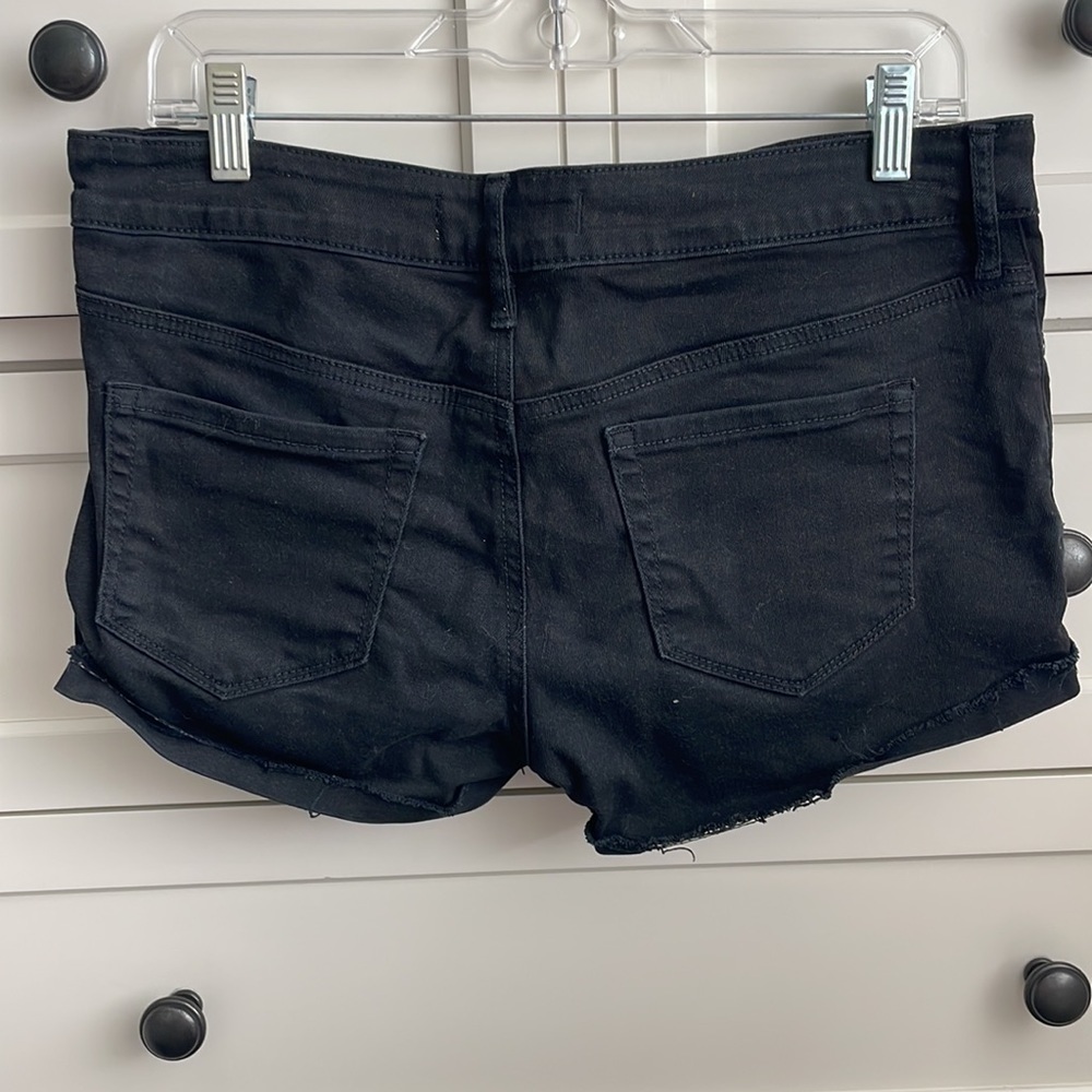 Bullhead Women’s Black Denim Cuffed Low Rise Shorts - Size 9 - Picture 4 of 7